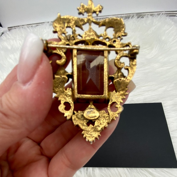 SOLD. Vintage Hattie Carnegie Brooch, Signed - Picture 7 of 8